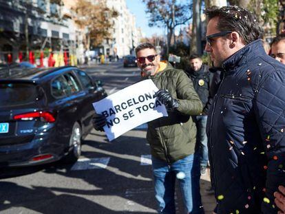 El presidente de Unauto, Eduardo Mart&iacute;n, recibe las protestas de un grupo de taxistas en Barcelona.