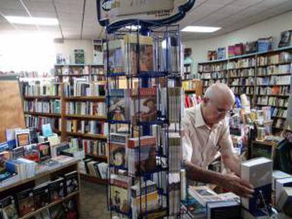 Un hombre consulta un libro en una biblioteca. EFE/Archivo