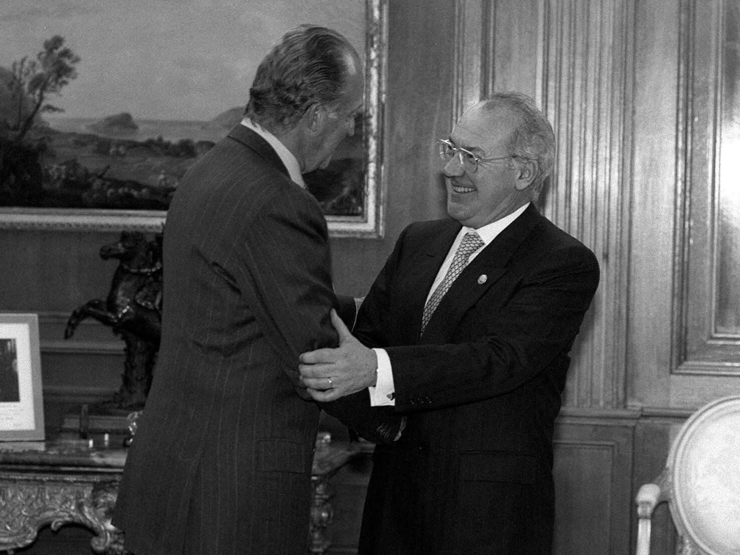 El rey Juan Carlos recibe en audiencia al lehendakari en funciones, José Antonio Ardanza, el año 1998 en el palacio de la Zarzuela.