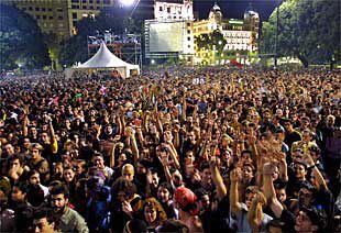 La plaza de Catalunya estaba ya llena a rebosar una hora antes de que comenzara el concierto.