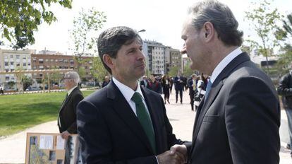 El alcalde de Castell&oacute;n, Alfonso Bataller, saluda al presidente de la Generalitat, Alberto Fabra.