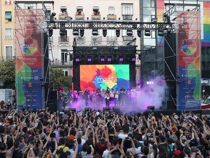 La plaza madrileña de Pedro Zerolo durante el pregón del último orgullo, el 3 de julio de 2019.