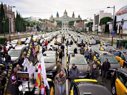 Concentración de taxis en la avenida Maria Cristina de Barcelona, este martes, antes de iniciar una marcha lenta.