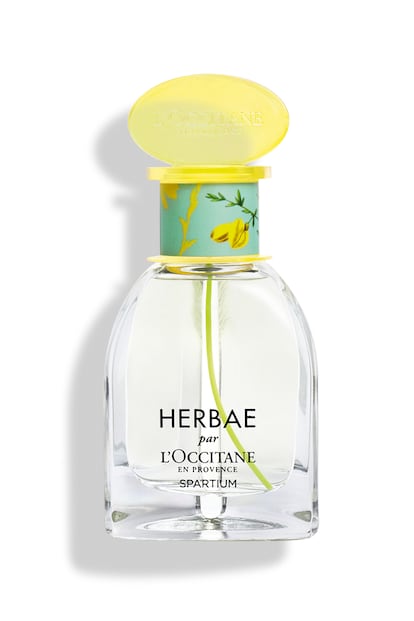 Las hierbas silvestres son el punto de partida de Herbae Spartium, de L’Occitane, una edición limitada para disfrutar durante esta primavera. La fragancia parte de los chispeantes cítricos para luego adentrarse en notas solares, combinadas con flores amarillas que crecen en la Provenza.