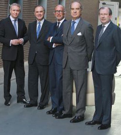 Manuel Martín (Gómez Acebo & Pombo), Luis de Carlos (Uría y Menéndez, Rafael Fontana (Cuatrecasas Gonçalves Pereira), José María Alonso Puig (Baker & Mckenzie) y Fernando Vives (Garrigues)