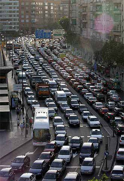 Embotellamiento en la avenida de América.