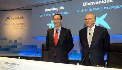 El conseller delegat de Caixabank, Gonzalo Gortázar (a l'esquerra) i el president de l'entitat, Isidre Fainé.