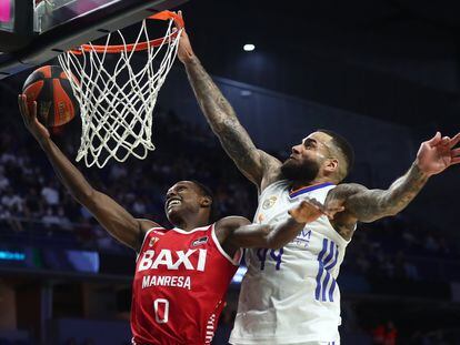 El base senegalés de Baxi Manresa, Brancou Badio (i), intenta encestar ante el alero sueco del Real Madrid, Jeff Taylor, durante el primer encuentro de cuartos de final de la Liga Endesa disputado este miércoles en el Wizink Center.