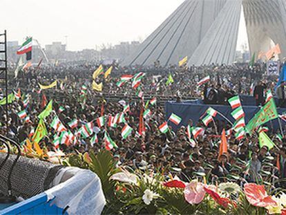 El presidente iraní, Mahmud Ahmanideyad, se dirige a los iraníes en el discurso del aniversario de la revolución.