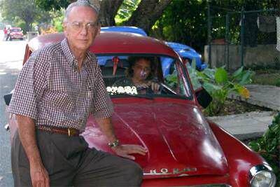 Gutiérrez Menoyo, junto al automóvil con el que se mueve por La Habana.
