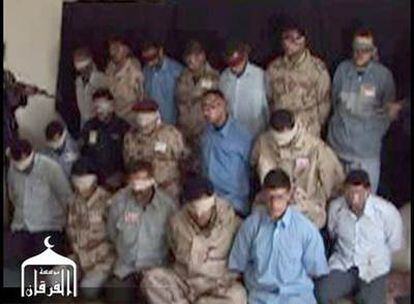 Imagen difundida en Internet en la que los agentes iraquíes permanecen vendados antes de que los maten.