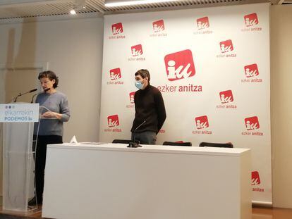 Isabel Salud, coordinadora general de Ezker Anitza-IU, y Jon Hernández, parlamentario de Elkarrekin Podemos IU, en la sede de de Ezker Anitza-IU.