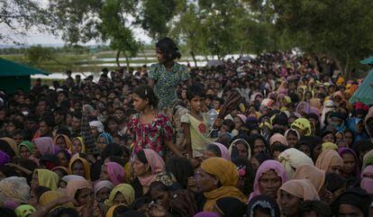 Un grupo de rohingya espera al reparto de ayuda humanitaria, este miércoles en Bangladés.