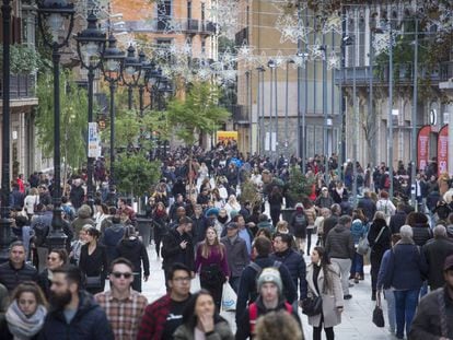 Desenes de persones passegen pel Portal de l'Àngel, a Barcelona, el gener passat.