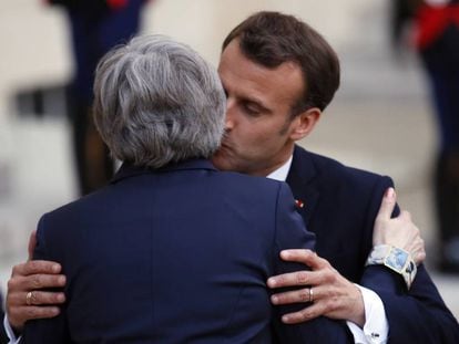 El presidente Emmanuel Macron recibe a la primera ministra Theresa May, el martes en París