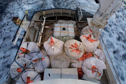 Vista de los chalecos salvavidas apilados en el buque de la ONG Proactiva Open Arms, el 6 de abril.
