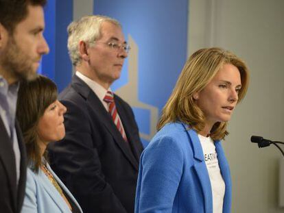 Arantza Quiroga, presidenta del PP vasco, comparece en el Parlamento acompañada por Borja Sémper, Nerea Llanos y Antón Damborenea.