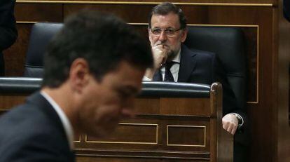 El lider socialista, Pedro Sánchez, abandona el Hemiciclo ante la mirada de Mariano Rajoy.
