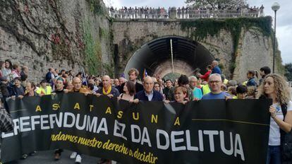 El exlehendakari Carlos Garaikoetxea (en el centro de la imagen, con chaqueta y camisa azul), al inicio de la manifestación de San Sebastián.