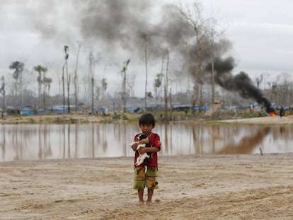 Destrucción de un campo de minería ilegal de oro en la Amazonia peruana.