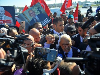 El líder del movimiento Ennahda, Rached Ghannouchi, rodeado de cámaras antes de comparecer ante la justicia el 21 de febrero de 2023.