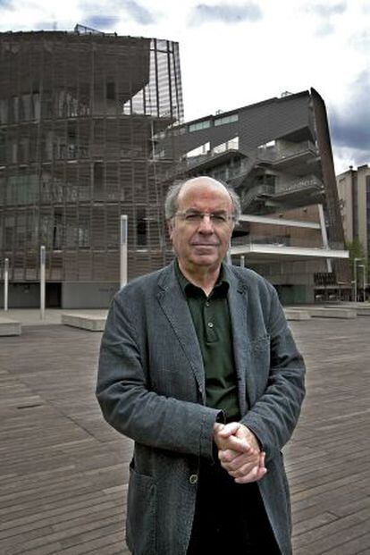 El doctor Jordi Camí, investigador especialista en l’Alzheimer, davant del Parc de Recerca Biomèdica de Barcelona.