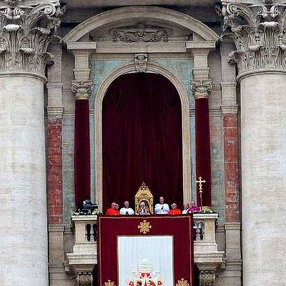 El Papa se dirige a los fieles desde el balcón de San Pedro
