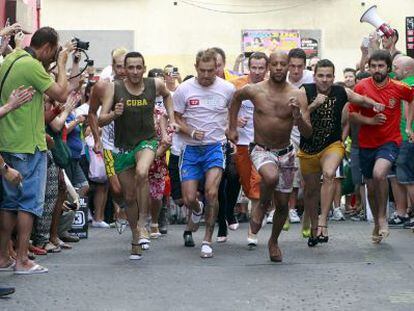 Participantes en la carrera de tacones en la calle Pelayo.  