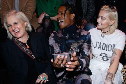 Durante el desfile masculino de Dior tuvo un sitio privilegiado al lado de la directora creativa y el rapero A$AP Rocky.