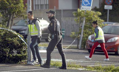 Unos policías inspeccionan el lugar de los hechos en el que un hombre murió tiroteado en La Laguna (Tenerife) este martes.