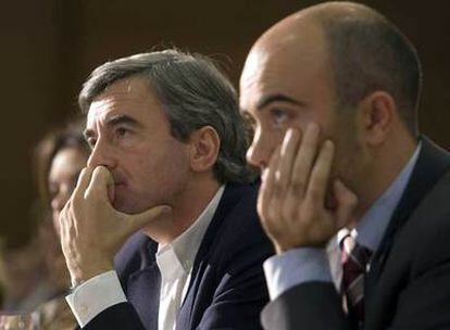 Ángel Acebes, <i>número dos</i> del PP, y Daniel Sirera, líder del PP catalán, ayer en Barcelona.