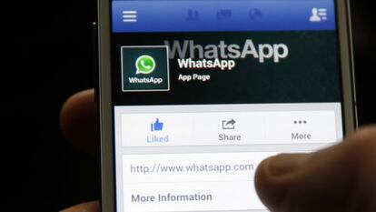 Una persona utilizando la aplicación WhatsApp.