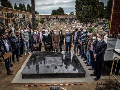 La fosa 114 del cementerio de Paterna (Valencia), la conocida como 'fosa de la cultura', antes de su apertura en mayo de 2021. En la imagen, familiares de los sepultados allí.