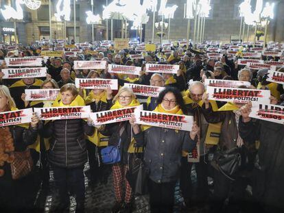 Manifestants demanen la llibertat de Junqueras, Forn, Sànchez i Cuixart