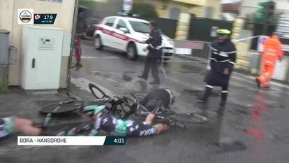 Imágenes de la colisión durante la carrera ciclista en Italia.