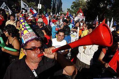 Seguidores de Bachelet celebran en Santiago de Chile el triunfo de su candidata en las presidenciales celebradas hoy.