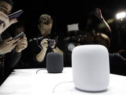 Un grupo de fotógrafos en el lanzamiento de productos de Apple