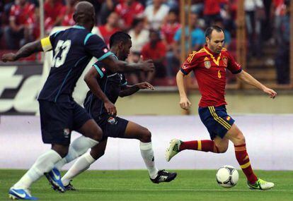 Iniesta trata de regatear a dos adversarios.