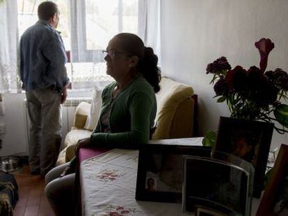 La pareja, en el piso donde reside con su familia