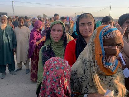 Familias afganas hacen cola para recibir alimentos de una ONG en las afueras de la ciudad paquistaní de Chaman, en la frontera con Afganistán, el 31 de agosto.