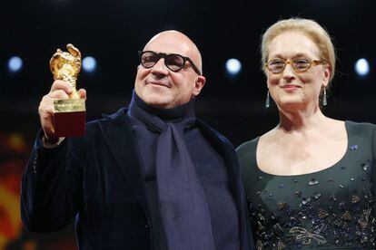 Gianfranco Rosi, con el Oso de Oro de &#039;Fuocoammare&#039;, junto a la presidenta del jurado, Meryl Streep.