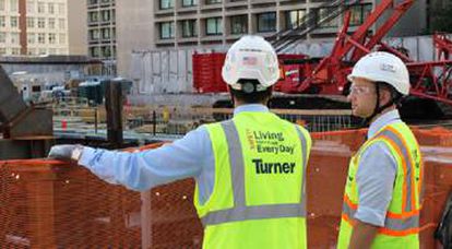 Empleados de Turner Construction, filial estadounidense de ACS, en una obra.