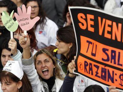 Manifestaci&oacute;n de miles de personas por el centro de Madrid contra la privatizaci&oacute;n de la sanidad en la comunidad, en noviembre de 20012. 