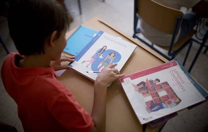 Un niño hace sus deberes en Sevilla.