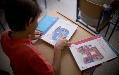 Un ni&ntilde;o hace sus deberes en Sevilla. 