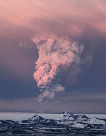 La nube de ceniza del volcán islandés Grimsvötn, en una imagen tomada ayer. La columna de humo se eleva hoy más de 17 kilómetros y ha provocado la interrupción del tráfico aéreo en el país.