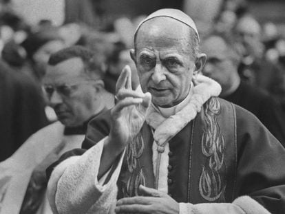 El papa Pablo VI oficia una misa en la basílica de Santa Sabina, en Roma, alrededor de 1970.