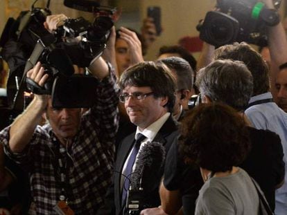 Carles Puigdemont, el pasado martes, rodeado de periodistas.