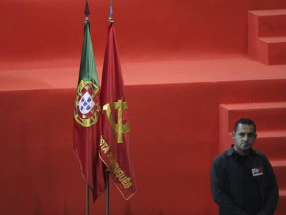 Las banderas del Portugal y del PCP durante el congreso celebrado recientemente en Almada, al sur de Lisboa.