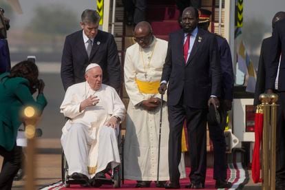 El papa Francisco habla con el presidente de Sudán del Sur, Salva Kiir, justo después de aterrizar en Juba, este viernes, en su segunda parada de su viaje por África.